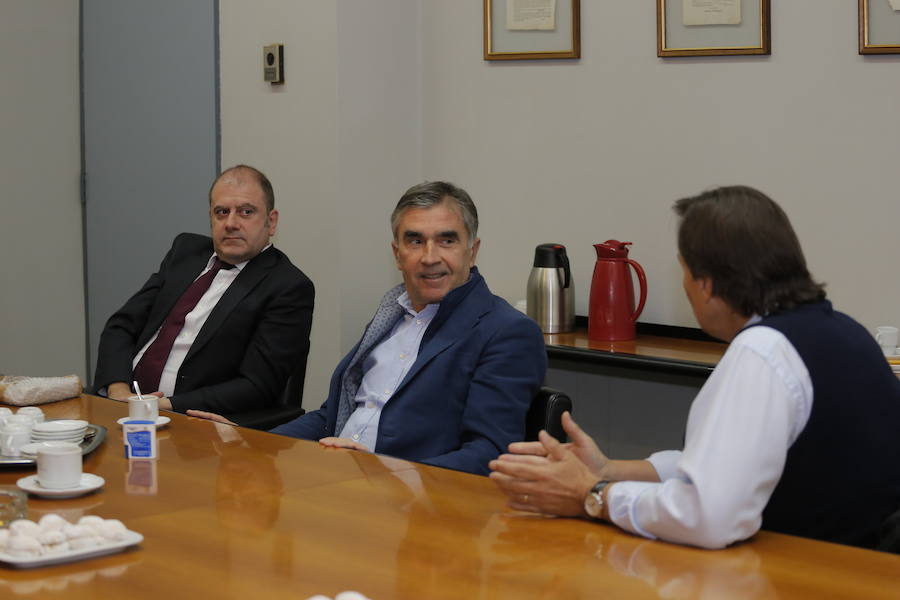 Iñaki Arechabaleta, director general de Negocio de Vocento, Benjamín Lana, director de medios regionales de Vocento, Javier Doval, director general de Nueva Rioja, Javier Galiana, director de Futuro en Español, el presidente de La Rioja, José Ignacio Ceniceros y la consejera de Presidencia, Begoña Martínez, visitaron las instalaciones del diario.