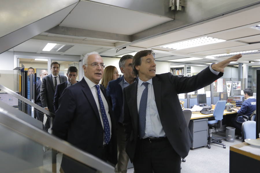 Iñaki Arechabaleta, director general de Negocio de Vocento, Benjamín Lana, director de medios regionales de Vocento, Javier Doval, director general de Nueva Rioja, Javier Galiana, director de Futuro en Español, el presidente de La Rioja, José Ignacio Ceniceros y la consejera de Presidencia, Begoña Martínez, visitaron las instalaciones del diario.