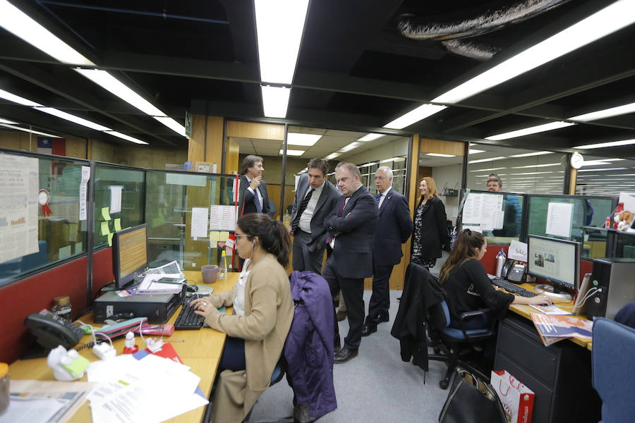 Iñaki Arechabaleta, director general de Negocio de Vocento, Benjamín Lana, director de medios regionales de Vocento, Javier Doval, director general de Nueva Rioja, Javier Galiana, director de Futuro en Español, el presidente de La Rioja, José Ignacio Ceniceros y la consejera de Presidencia, Begoña Martínez, visitaron las instalaciones del diario.