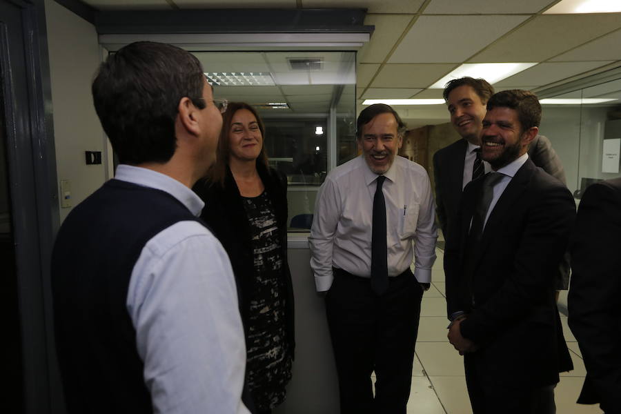 Iñaki Arechabaleta, director general de Negocio de Vocento, Benjamín Lana, director de medios regionales de Vocento, Javier Doval, director general de Nueva Rioja, Javier Galiana, director de Futuro en Español, el presidente de La Rioja, José Ignacio Ceniceros y la consejera de Presidencia, Begoña Martínez, visitaron las instalaciones del diario.