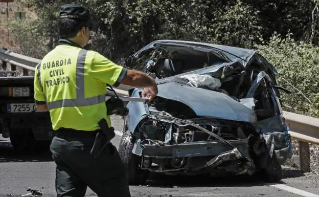 Estado en el que ha quedado uno de los vehículos implicados en una colisión frontal en Huelva.