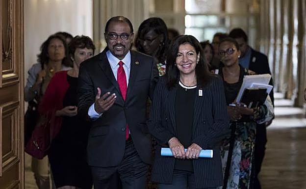 El director ejecutivo del Programa de Naciones Unidas para la Lucha contra el Sida, Michel Sidibé (i), y la alcaldesa de París, Anne Hidalgo.