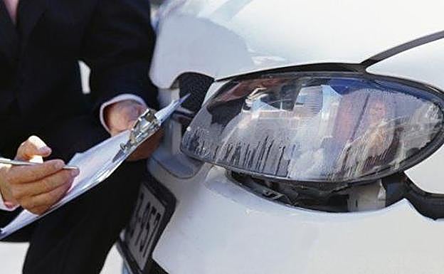 Revisión de un coche para dar parte al seguro.