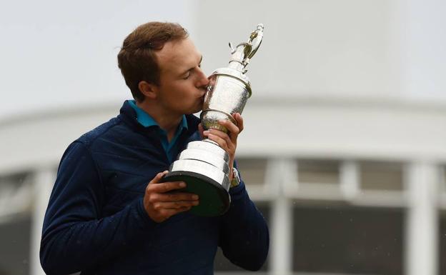 Jordan Spieth besa la Jarra de Clarete. 