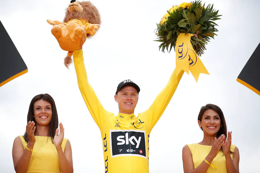 Chris Froome festeja en lo más alto del podio de los Campos Elíseos su cuarta victoria en el Tour de Francia. 