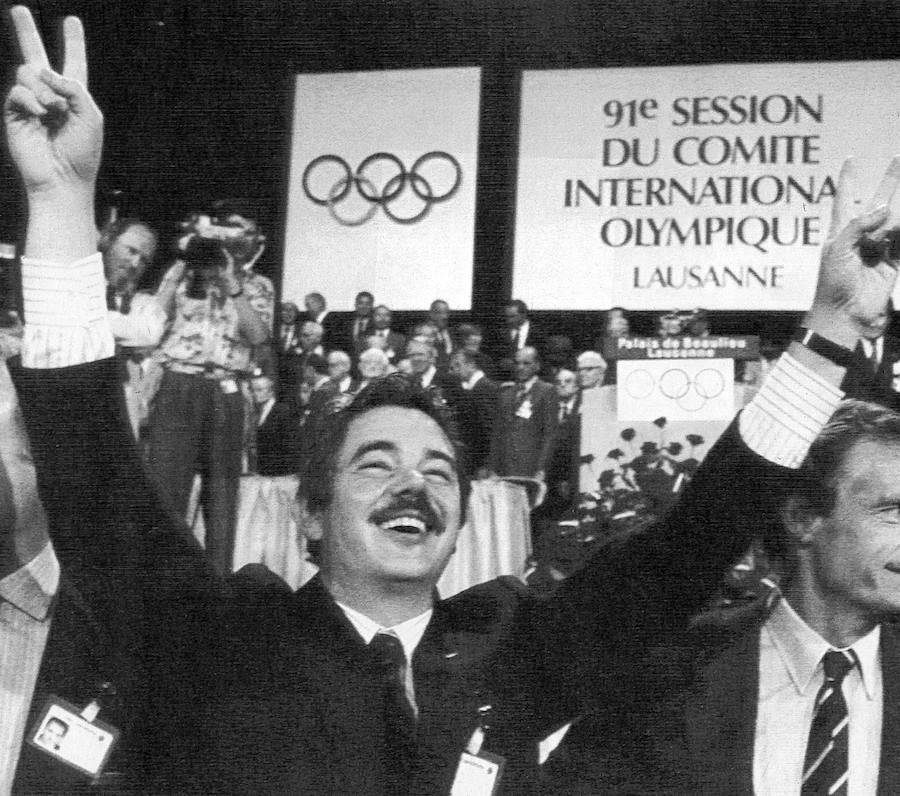 El por entonces alcalde de Barcelona, Pascual Maragall, celebra la nominación de la ciudad condal como sede de los Juegos Olímpicos de Barcelona 92.