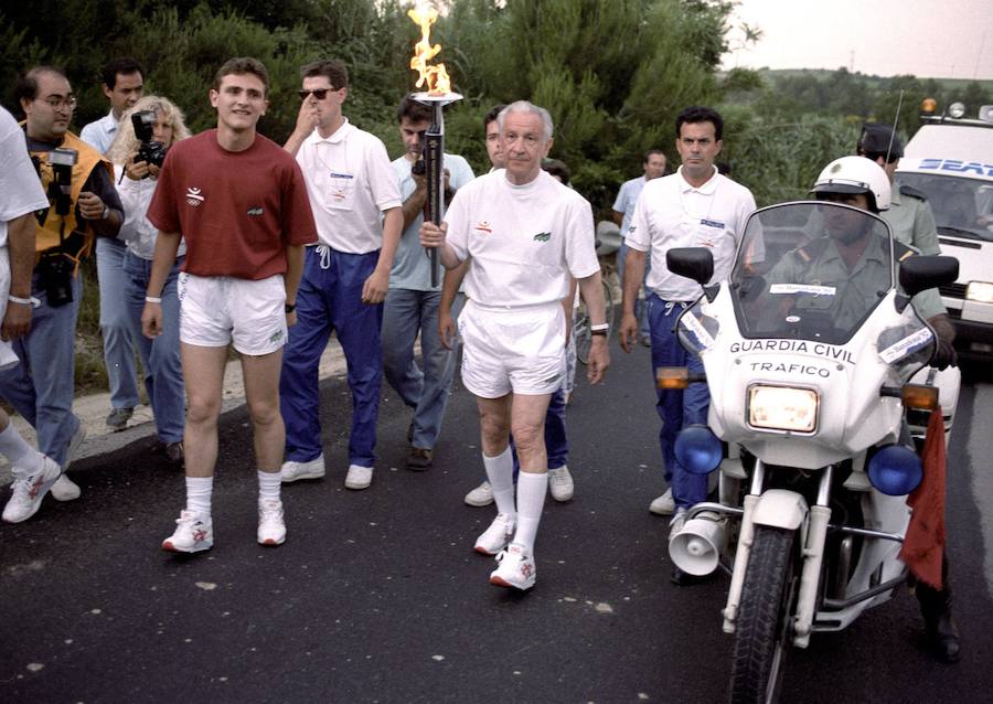 Samaranch toma el relevo de la antorcha en la localidad de Sant Sadurní D'Anoia, antes de los Juegos Olímpicos de Barcelona 92.