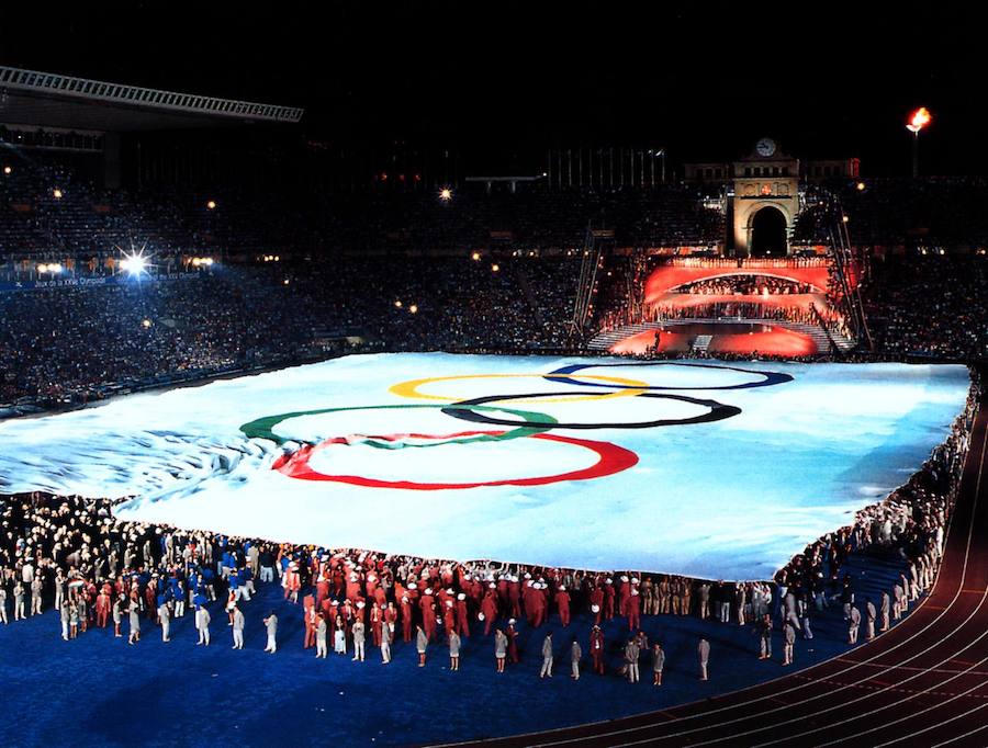 La bandera olímpica, simbolizando la bandera de la amistad, durante la apertura de los Juegos de Barcelona 92. 