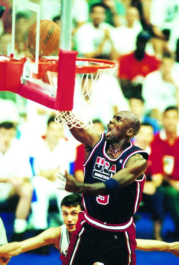 'El Dream Team' fue una de las grandes atracciones de la cita olímpica. En la imagen, Michael Jordan anota una canasta ante Croacia en un partido que ganaría Estados Unidos por 103-70.