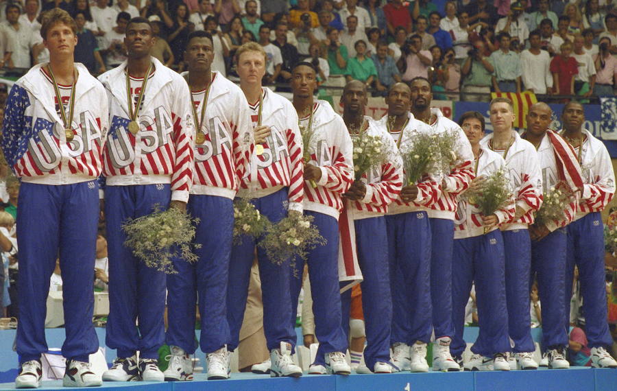 Los componentes del 'Dream Team' escuchan el himno tras ganar la final olímpica a Croacia. De izquierda a derecha: Christian Laettner, David Robinson, Patrick Ewing, Larry Bird, Scottie Pippen, Michael Jordan, Clyde Drexler, Karl Malone, John Stockton, Chris Mullin, Charles Barkley y Magic Johnson.