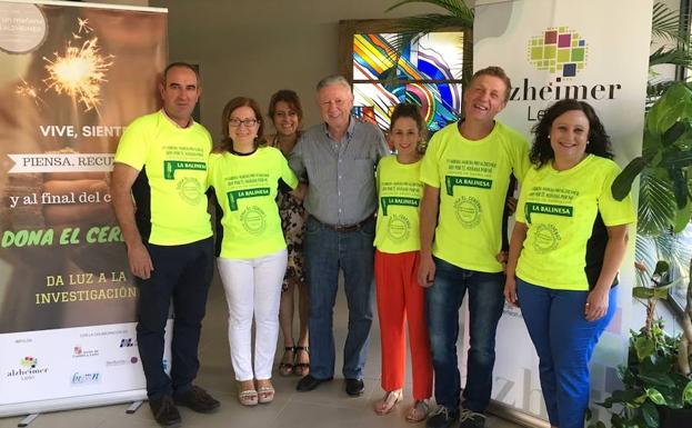 La organización de la carrera VII carrera benéfica para luchar contra el alzheimer con las camisetas que se podrán adquirir