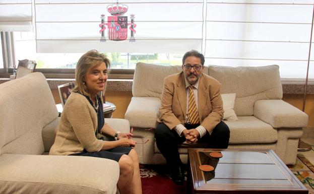 La delegada del Gobierno en Castilla y León, María José Salgueiro, se reúne con el representante de la Asociación Proyecto Escan (escolta canino), Enrique Cruz Simón, que ha pormenorizado un proyecto para ayudar a mujeres y víctimas de violencia de género 