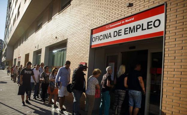 Cola para entrar en una oficina de empleo en Madrid 