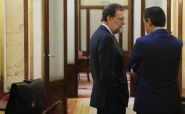 Rajoy charla en el Congreso de los Diputados con el coordinador del PP, Fernando Martínez-Maillo.