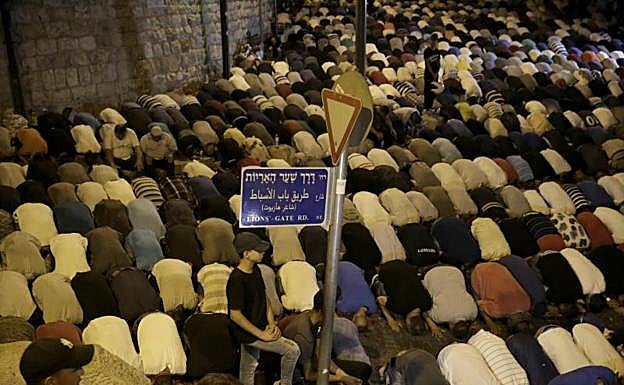 Palestinos rezan fuera de la Puerta de los Leones, la principal entrada a la mezquita de Al-Aqsa.
