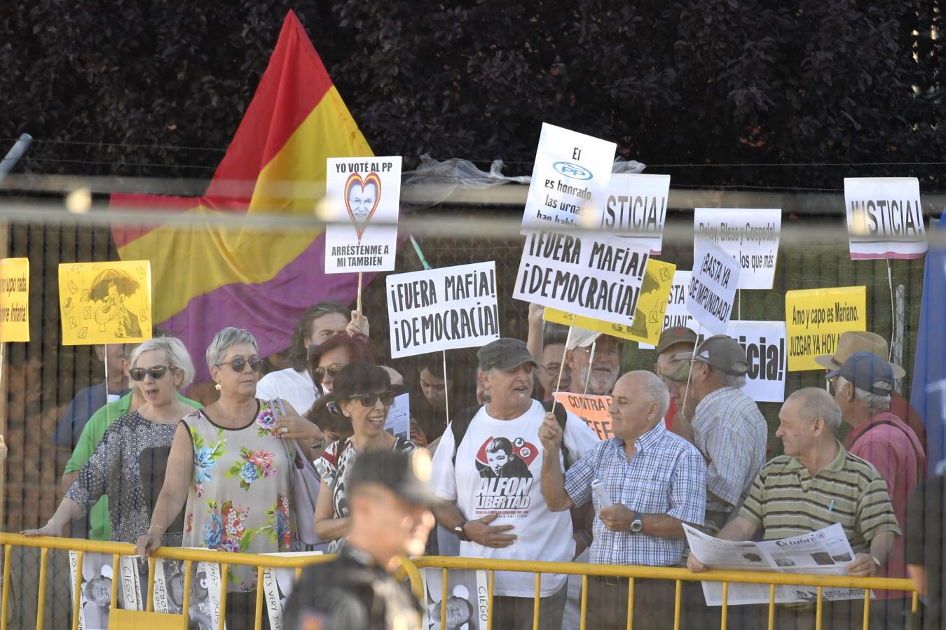 Medio centenar de manifestantes se concentra cerca de la sede de la Audiencia Nacional.