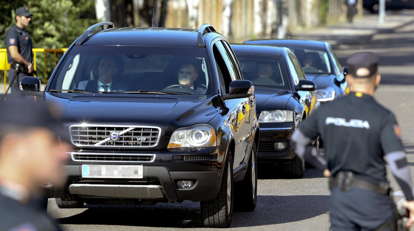 El coche oficial del presidente del Gobierno, Mariano Rajoy, escoltado a su llegada a la sede de la Audiencia Nacional.