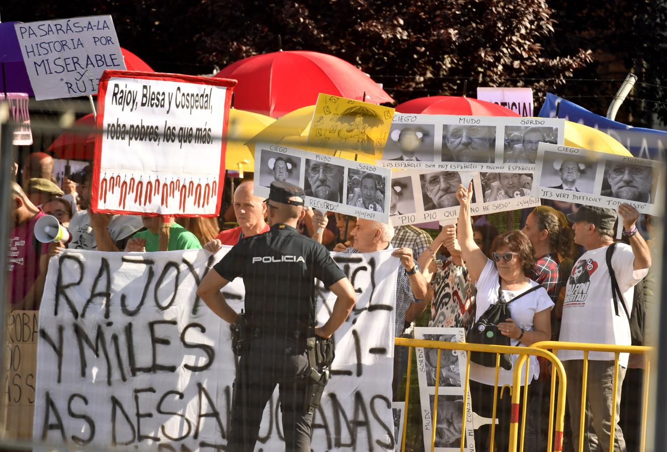 Medio centenar de manifestantes se concentra cerca de la sede de la Audiencia Nacional.