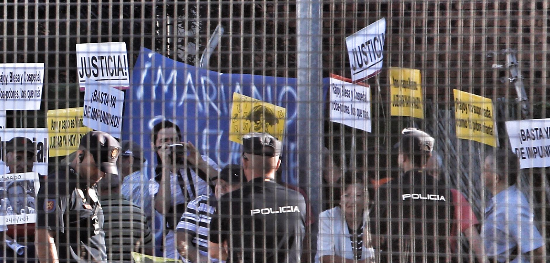 Medio centenar de manifestantes se concentra cerca de la sede de la Audiencia Nacional.