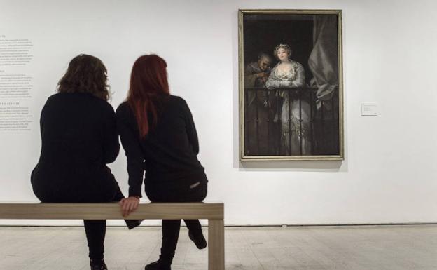 Dos mujeres observan 'Maja y celestina al balcón', de Goya. 