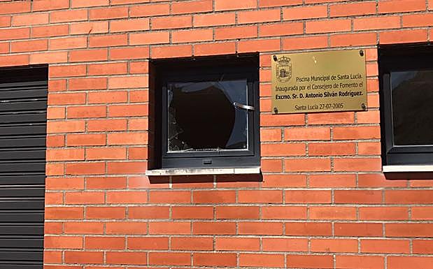 Imagen de la ventana por la que entraron los ladrones en Santa Lucía de Gordón.