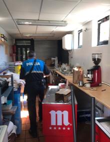 Imagen secundaria 2 - Imágenes del interior del bar de Santa Lucía.