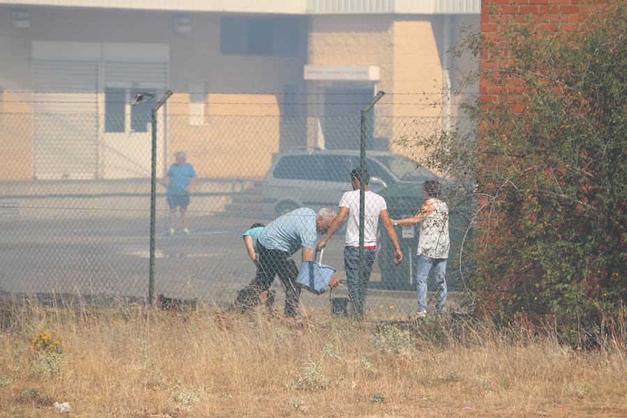 Oteruelo también se ha visto en vuelto en llamas. El incendio que se originó en la tarde de este jueves en el polígono industrial de Trobajo del Camino y en cuya extinción trabajan numerosos medios aéreos y terrestres, ha alcanzado la pedanía de la capital leonesa y se ha aproximado peligrosamente a las viviendas