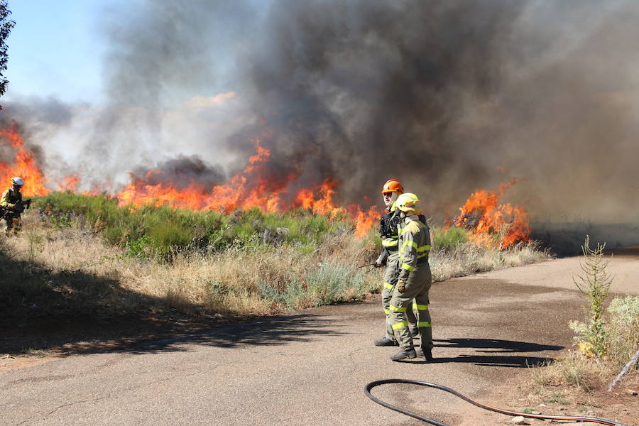 Oteruelo también se ha visto en vuelto en llamas. El incendio que se originó en la tarde de este jueves en el polígono industrial de Trobajo del Camino y en cuya extinción trabajan numerosos medios aéreos y terrestres, ha alcanzado la pedanía de la capital leonesa y se ha aproximado peligrosamente a las viviendas