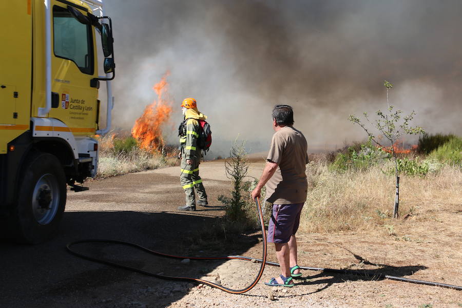 Oteruelo también se ha visto en vuelto en llamas. El incendio que se originó en la tarde de este jueves en el polígono industrial de Trobajo del Camino y en cuya extinción trabajan numerosos medios aéreos y terrestres, ha alcanzado la pedanía de la capital leonesa y se ha aproximado peligrosamente a las viviendas