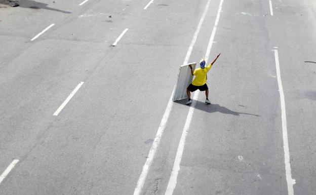 Una manifestante se enfrenta a las fuerzas de seguridad en Venezuela. 