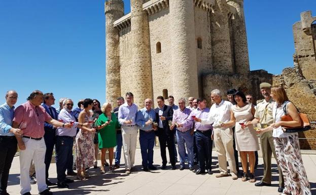 Cata de vino entre los asistentes al acto de inaguración