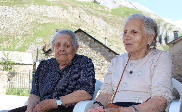 Imagen. Las hermanas Regina y Albina en La Cueta, su localidad natal. 