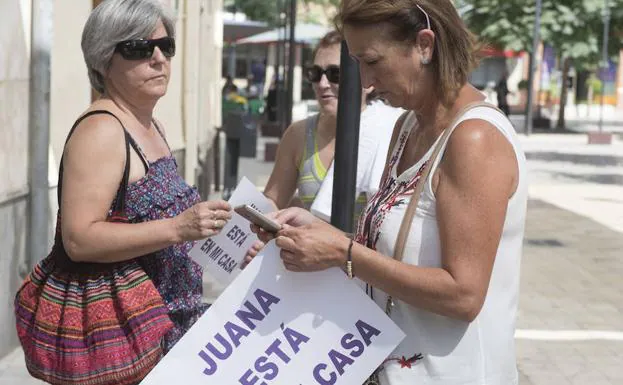 Concentración de apoyo a Juana Rivas en Macarena. 