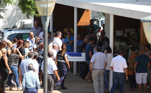 Cientos de personas han ido al funeral de Lucía Vivar.