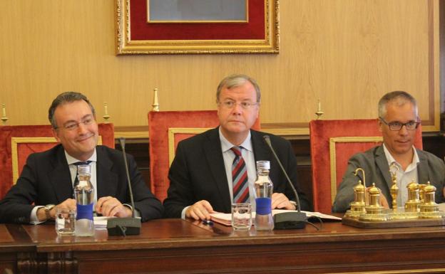 Fernando Salguero, Antonio Silván y José María López Benito, durante el pleno de este viernes.