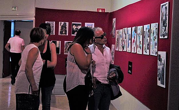 Imagen principal - Una exposición de figurinismo muestra en Veguellina los mejores diseños de las directoras de arte Marta Fenollar y Aránzazu Gaspar