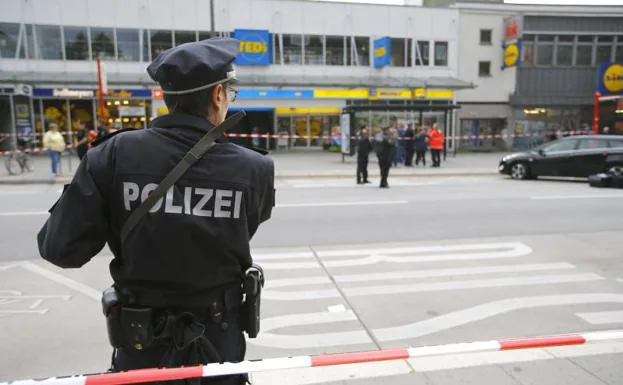 Un policía en el supermercado atacado en Hamburgo.