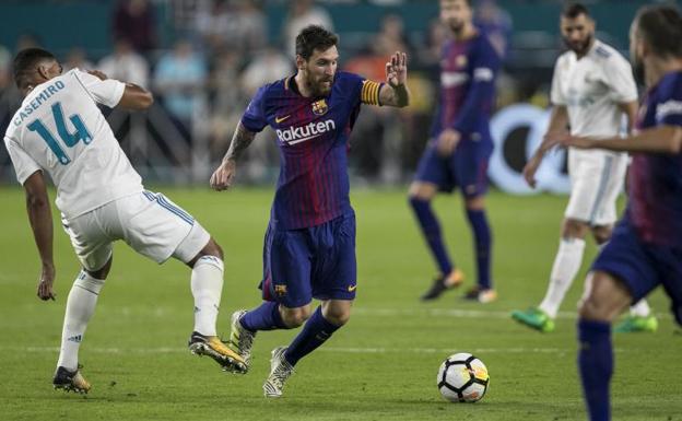 Messi, ante el madridista Casemiro.