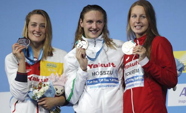 Mireia Belmonte (i), con su plata en el podio, junto a Katinta Hosszu. 