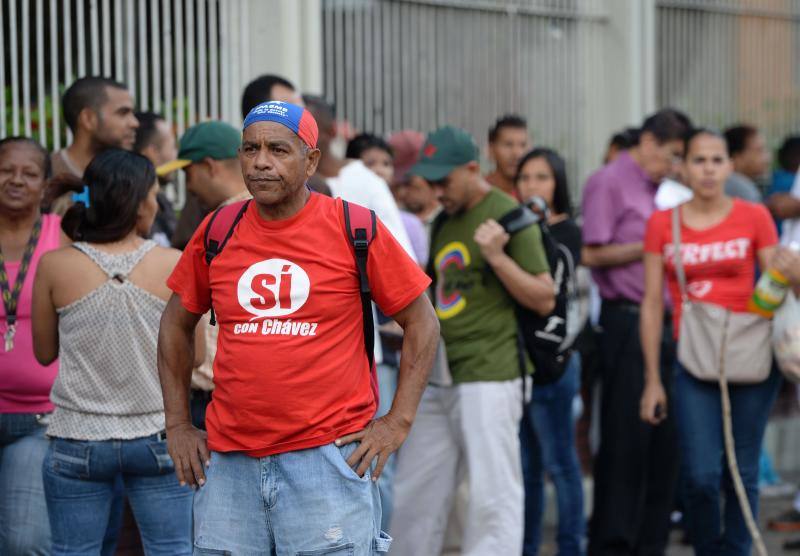 El país, polarizado y al borde del colapso económico, vive nuevos brotes de violencia durante la jornada electoral