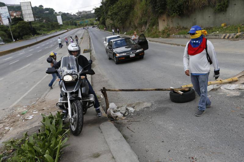 El país, polarizado y al borde del colapso económico, vive nuevos brotes de violencia durante la jornada electoral