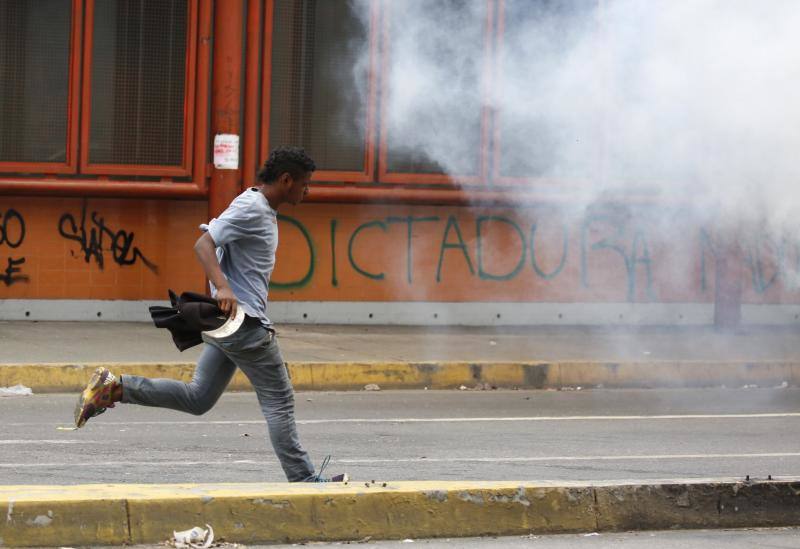 El país, polarizado y al borde del colapso económico, vive nuevos brotes de violencia durante la jornada electoral