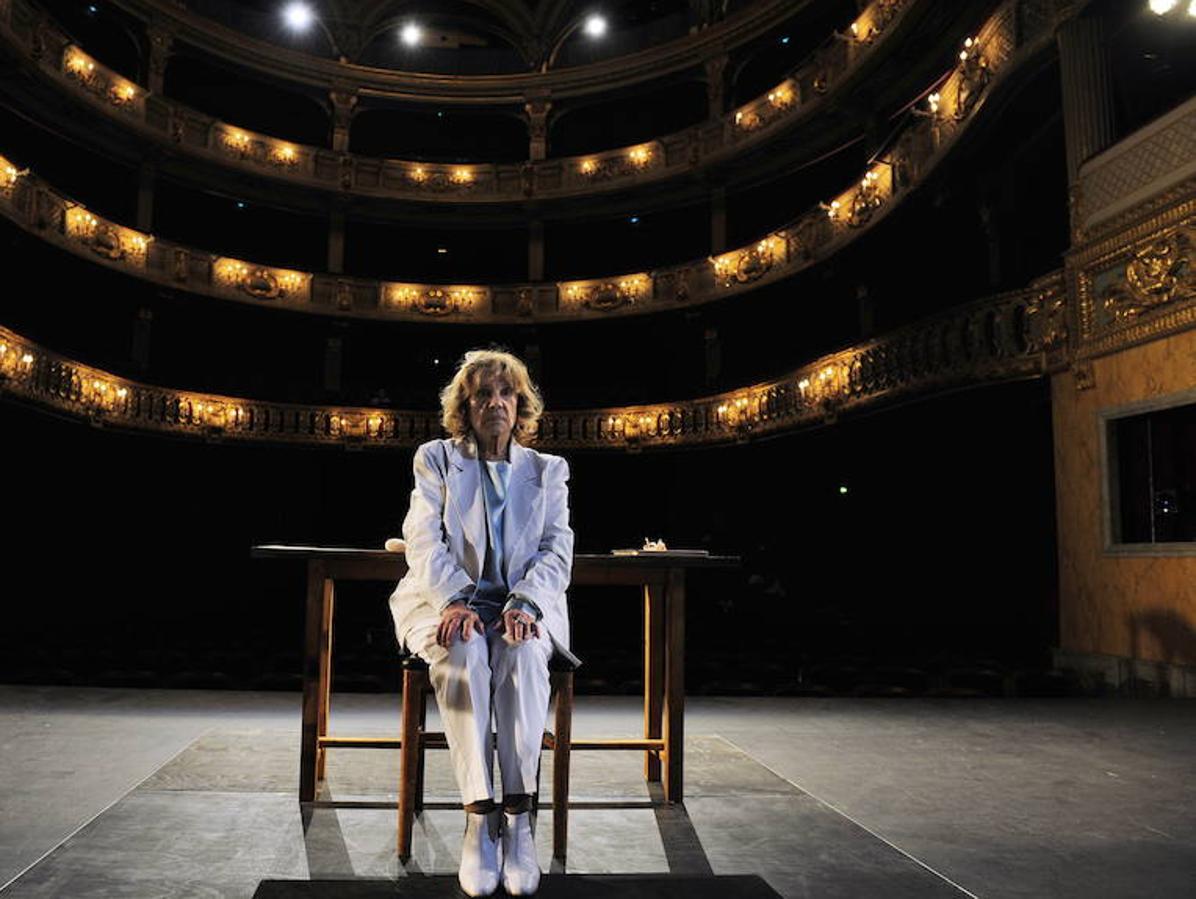 Jeanne Moreau en teatro "La guerra de los hijos de la luz contra los hijos de las tinieblas"