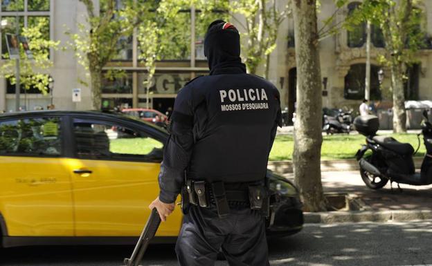 Un agente de los Mossos d'Esquadra, en Salou.