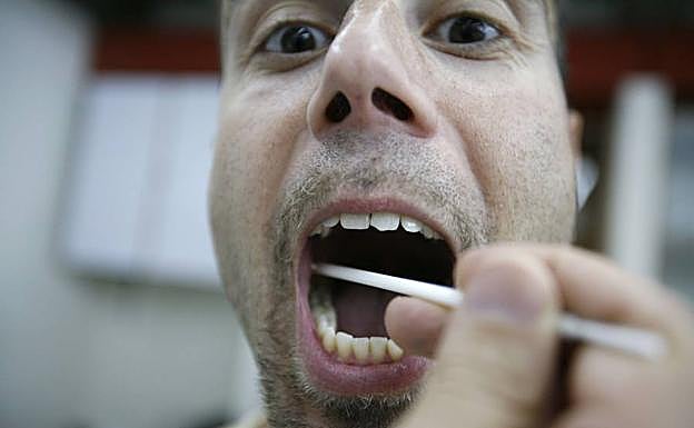 Un paciente dando una muestra de saliva.