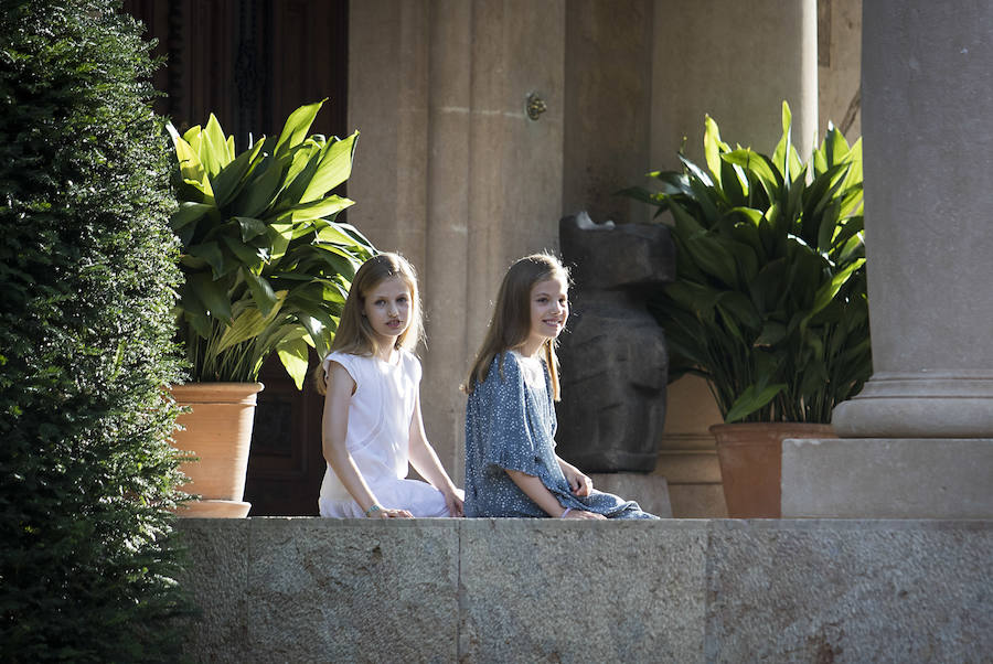 La Familia Real, formada por los Reyes Felipe y Letizia, la princesa Leonor y la infanta Sofía, han posado esta tarde antes los periodistas en el Palacio de Marivent, donde estos días están pasando sus tradicionales vacaciones de verano.