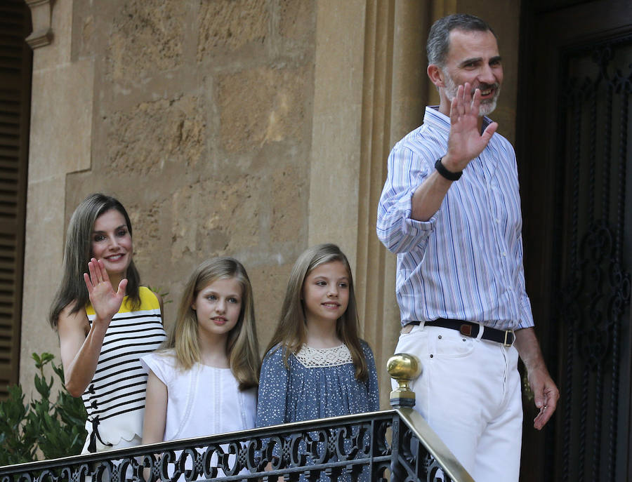 La Familia Real, formada por los Reyes Felipe y Letizia, la princesa Leonor y la infanta Sofía, han posado esta tarde antes los periodistas en el Palacio de Marivent, donde estos días están pasando sus tradicionales vacaciones de verano.