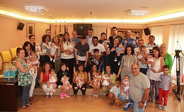 Entrega de los cheques-bebé. 