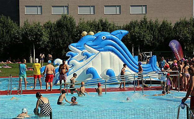 Hinchables en una piscina de la capital. 