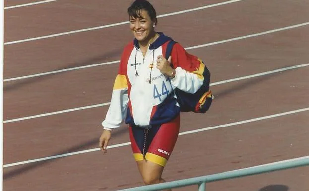 Margarita Ramos entra en el estadio olímpico de Montjuic el 5 de agosto de 1992.